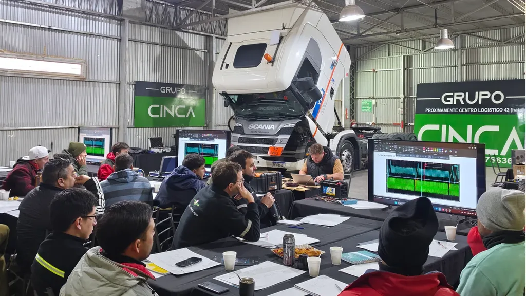 Clase presencial de diagnóstico Scania XPI en San Juan, con alumnos y oscilogramas en pantalla